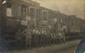 Portr�taufnahme mit Eisenbahnwaggons