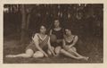 3 Frauen mit Ball am Seeufer