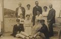 Familie vor gemaltem Hintergrund