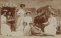 Familie vor gemaltem Hintergrund