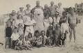 Gruppe mit Eisb�r am Strand