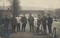 Polizisten und Soldaten vor Flu�br�cke