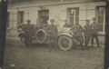 Gruppenportr�t mit Automobil
