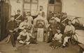 Gruppenportr�t im Unterkunftszimmer
