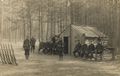 Portr�taufnahme vor Schuppen im Wald