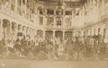 Gruppenportr�t im Saal