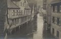 Katastrophen/Unwetter, Hochwasser/�berschwemmte Stra�en mit Stelzenl�ufern [3]