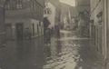 Katastrophen/Unwetter, Hochwasser/�berschwemmte Stra�en mit Stelzenl�ufern [2]