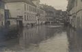 Katastrophen/Unwetter, Hochwasser/�berschwemmte Stra�en mit Stelzenl�ufern
