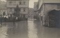Katastrophen/Unwetter, Hochwasser/�berschwemmte Stra�en mit Stelzenl�ufern [4]