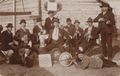 M�nner mit Gewehren, Bier und Musikinstrumenten