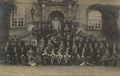 Gruppenfoto vor historischem Bauwerk