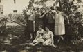 Frauen beim Biertrinken im Garten