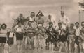 Gruppe mit Napoleonsm�tze am Strand