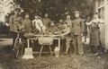 Gruppenportr�t am Gartentisch