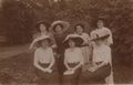 7 Frauen im Garten