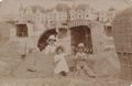 Mutter mit Kindern am Strandkorb