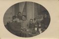 Gruppenportr�t am Tisch