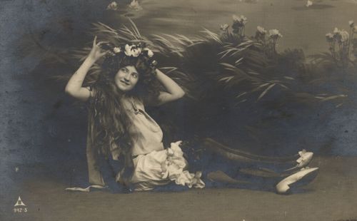Nixe vor Tapete