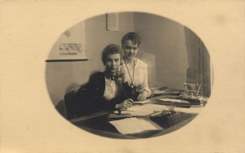 Zwei Frauen am Schreibtisch