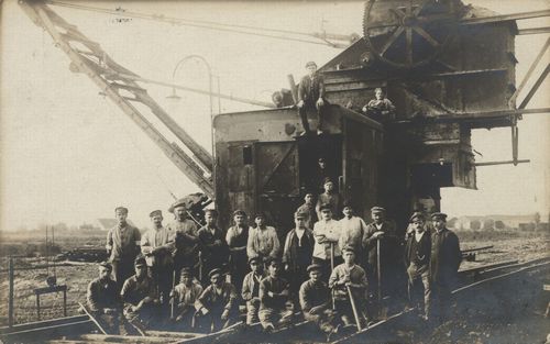 Arbeiter vor Bagger