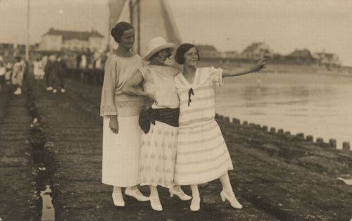 3 Frauen auf Seebr�cke