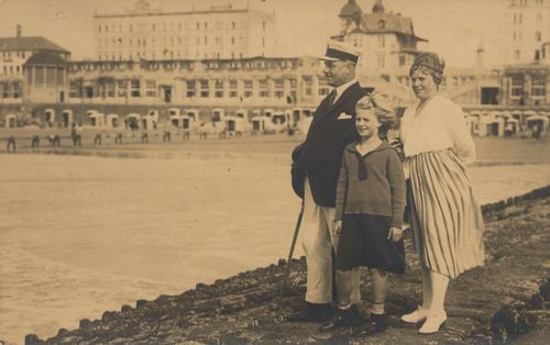 Familie vor Uferfassaden