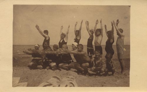 Gruppengymnastik am Strand