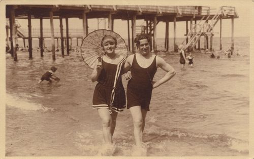 Paar beim Strandspaziergang