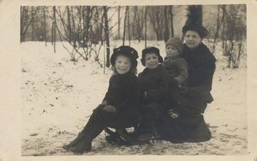 Frau mit 3 Kindern