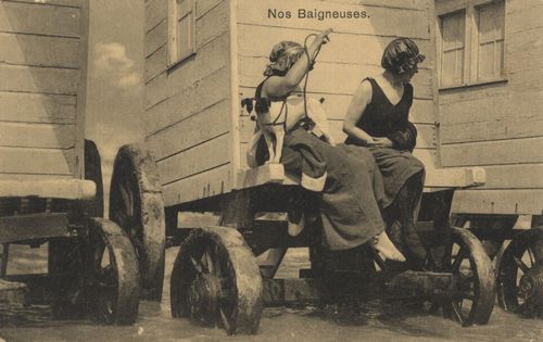 2 Frauen mit Hund auf Umkleidewagen