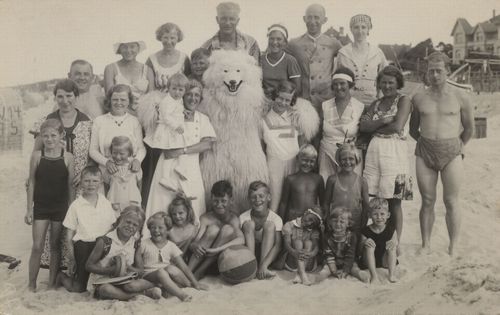 Gruppe mit Eisb�r am Strand