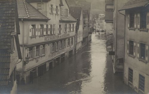 �berschwemmte Stra�en mit Stelzenl�ufern [3]