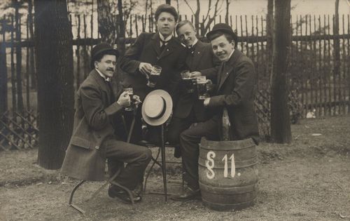 M�nnerrunde beim Biertrinken