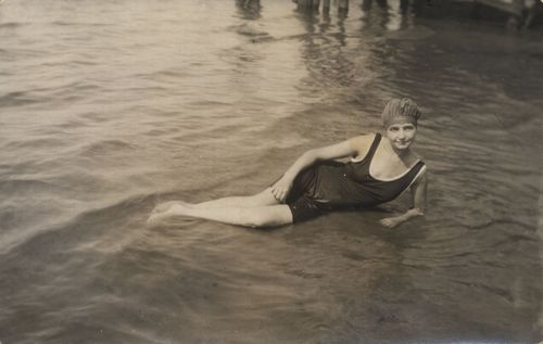 M�dchen im Wasser liegend