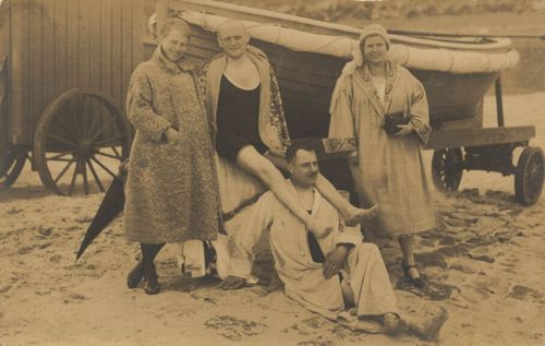 Familie am Bootsstrand