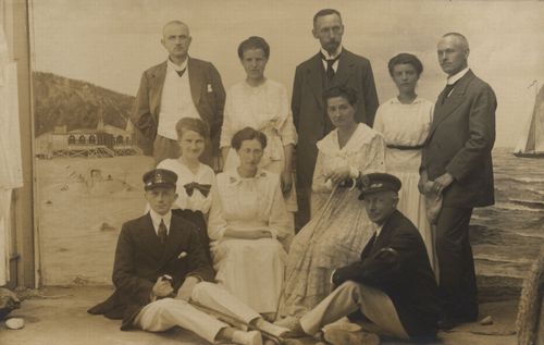 Familie vor gemaltem Hintergrund [2]