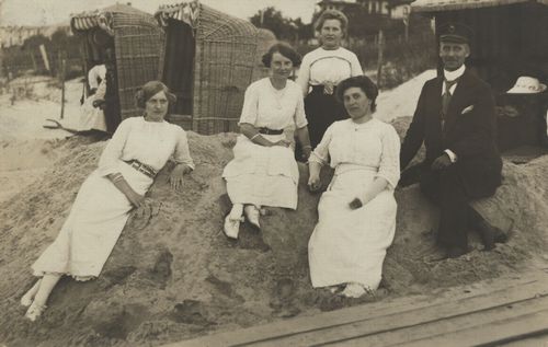 Familie vor Strandk�rben