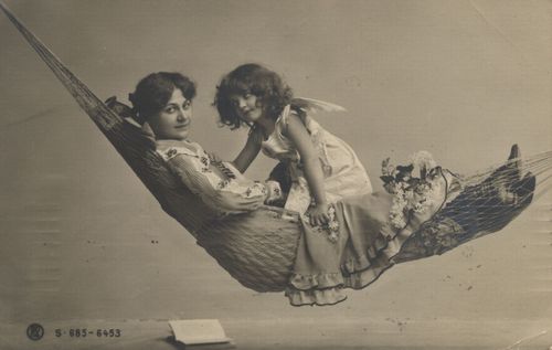Frau in H�ngematte