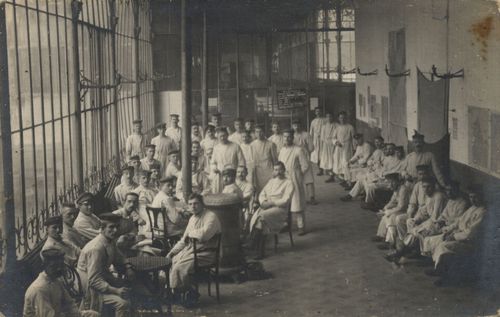 Gruppenportr�t im Saal [3]