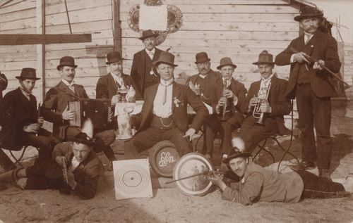M�nner mit Gewehren, Bier und Musikinstrumenten