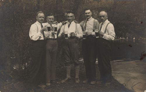 M�nnerrunde beim Biertrinken [2]