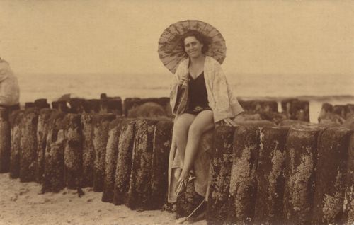 Frau auf Buhne sitzend