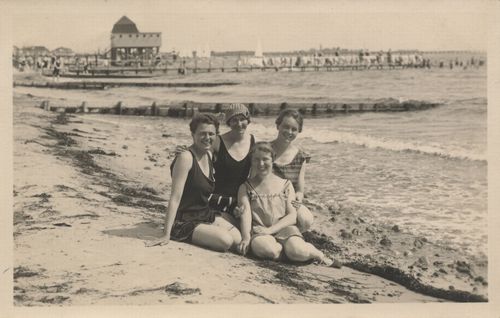 4 Frauen am Wasser sitzend