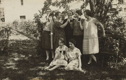 Frauen beim Biertrinken im Garten