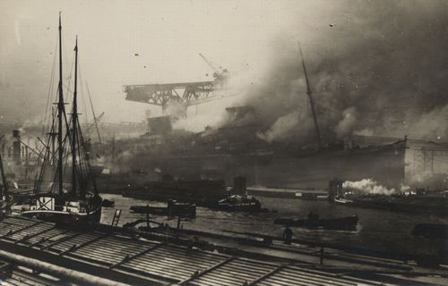 Schiffsbrand im Hafen