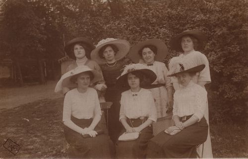 7 Frauen im Garten