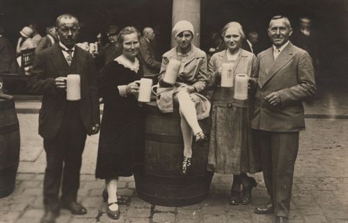 Trinkende mit HB-Bierkr�gen