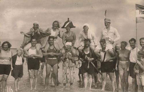 Gruppe mit Napoleonsm�tze am Strand
