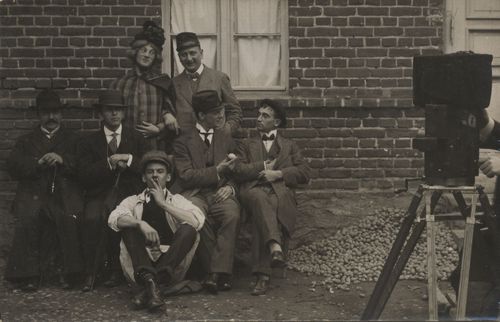 Gruppe vor Hausfassade